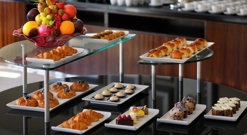Qabila Westbay Hotel By Marriott Доха Екстериор снимка A selection of pastries