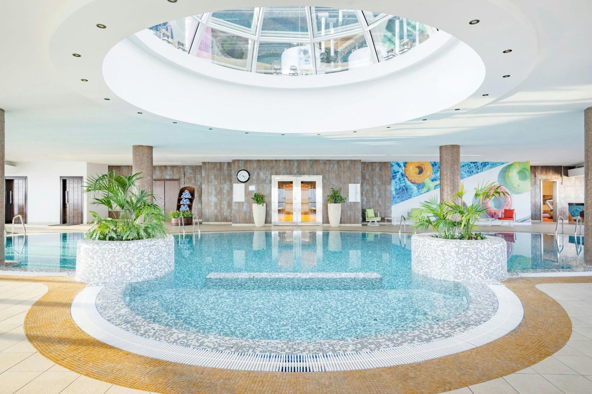 Qabila Westbay Hotel By Marriott Доха Екстериор снимка The swimming pool at the hotel